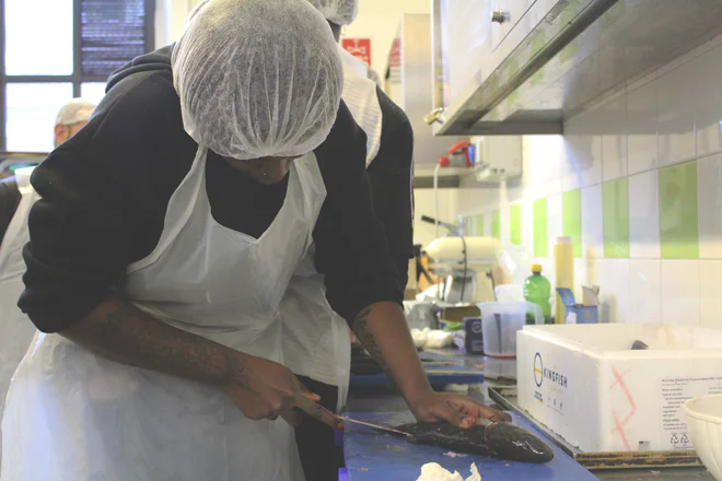 Giovani che imparano a cucinare